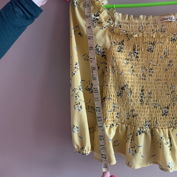 🌹 4/$30 LIBERTY cropped blouse - Picture 3 of 5